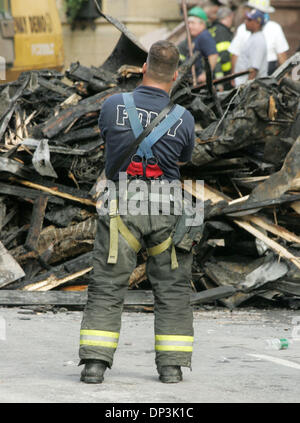 Jul 10, 2006; New York, NY, STATI UNITI D'AMERICA; una vista dei detriti da una forma ripiegata 4 piani si trova in 34 East 62° Street. Gli investigatori stanno cercando di determinare se l'esplosione è stato un deliberato tentativo di suicidio dal proprietario dell'edificio il dottor Nicolas Bartha chi era in un longtime divorzio contenzioso. Si ritiene Bartha apre la valvola del gas nel suo seminterrato che causa l'esplosione. Bart Foto Stock