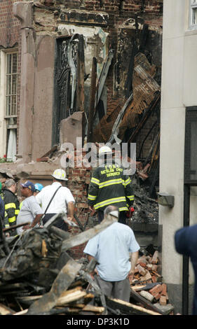 Jul 10, 2006; New York, NY, STATI UNITI D'AMERICA; una vista dei detriti da una forma ripiegata 4 piani si trova in 34 East 62° Street. Gli investigatori stanno cercando di determinare se l'esplosione è stato un deliberato tentativo di suicidio dal proprietario dell'edificio il dottor Nicolas Bartha chi era in un longtime divorzio contenzioso. Si ritiene Bartha apre la valvola del gas nel suo seminterrato che causa l'esplosione. Bart Foto Stock