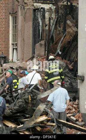 Jul 10, 2006; New York, NY, STATI UNITI D'AMERICA; una vista dei detriti da una forma ripiegata 4 piani si trova in 34 East 62° Street. Gli investigatori stanno cercando di determinare se l'esplosione è stato un deliberato tentativo di suicidio dal proprietario dell'edificio il dottor Nicolas Bartha chi era in un longtime divorzio contenzioso. Si ritiene Bartha apre la valvola del gas nel suo seminterrato che causa l'esplosione. Bart Foto Stock