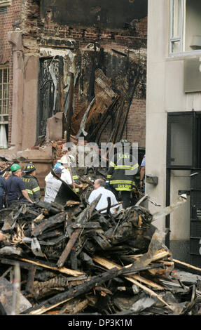 Jul 10, 2006; New York, NY, STATI UNITI D'AMERICA; una vista dei detriti da una forma ripiegata 4 piani si trova in 34 East 62° Street. Gli investigatori stanno cercando di determinare se l'esplosione è stato un deliberato tentativo di suicidio dal proprietario dell'edificio il dottor Nicolas Bartha chi era in un longtime divorzio contenzioso. Si ritiene Bartha apre la valvola del gas nel suo seminterrato che causa l'esplosione. Bart Foto Stock