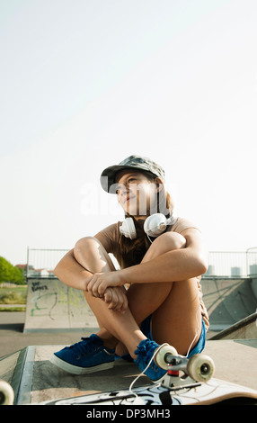 Ragazza appendere fuori Skatepark, Feudenheim, Mannheim, Baden-Württemberg, Germania Foto Stock