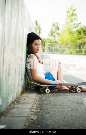 Ragazza appendere fuori Skatepark, Feudenheim, Mannheim, Baden-Württemberg, Germania Foto Stock