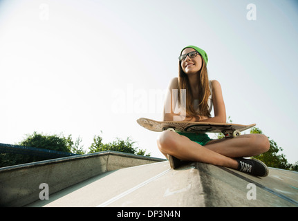 Ragazza adolescente appendere fuori Skatepark, Feudenheim, Mannheim, Baden-Württemberg, Germania Foto Stock