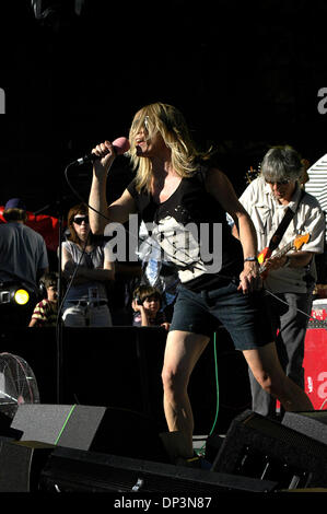 Jul 13, 2006; Santa Barbara, CA, Stati Uniti d'America; Kim Gordon, di Sonic Youth, esegue presso la Santa Barbara Bowl il 13 luglio 2006. Sonic Youth è stato un atto di apertura per i Pearl Jam. Credito: Foto di Brooks soffoca/ZUMA premere. (©) Copyright 2006 by Brooks soffoca Foto Stock