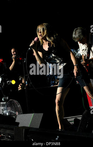 Jul 13, 2006; Santa Barbara, CA, Stati Uniti d'America; Kim Gordon, di Sonic Youth, esegue presso la Santa Barbara Bowl il 13 luglio 2006. Sonic Youth è stato un atto di apertura per i Pearl Jam. Credito: Foto di Brooks soffoca/ZUMA premere. (©) Copyright 2006 by Brooks soffoca Foto Stock