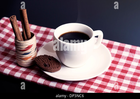 White tazza da caffè con biscotti sulla piastra Foto Stock