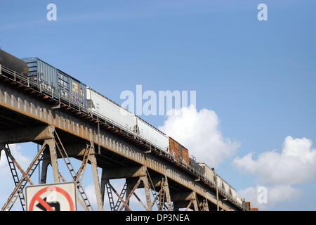 Jul 13, 2006; Jefferson parrocchia, LA, Stati Uniti d'America; la Huey P. lungo ponte nella parrocchia di Jefferson, Louisiana è un acciaio a sbalzo attraverso il ponte di travatura reticolare che porta un due-via linea ferroviaria oltre il Fiume Mississippi al km 106,1 con due corsie di noi 90 su ciascun lato della centrale di tracce. Aperto nel dicembre 1935 per sostituire il Walnut Street Ferry, il ponte è stato nominato per un estremamente popul Foto Stock