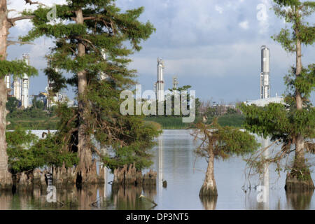 Jul 14, 2006; Venezia, LA, USA; Banyan alberi e bayou circondano la maggior parte di Venezia, La e molte raffinerie di petrolio come quella in background si trovano anche in questa zona nei pressi della foce del fiume Mississippi. Credito: Foto di Marianna giorno Massey/ZUMA premere. (©) Copyright 2006 by Marianna giorno Massey Foto Stock