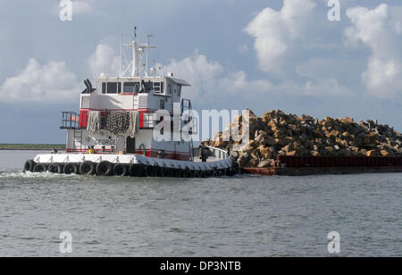 Jul 14, 2006; Venezia, LA, USA; un rimorchiatore spinge alimenta lungo il fiume Mississippi dopo aver fatto il suo punto di entrata tramite Southwest passa a circa 50 miglia a sud di New Orleans. Sessanta per cento di America's commerce è spedita sul fiume Mississippi. Credito: Foto di Marianna giorno Massey/ZUMA premere. (©) Copyright 2006 by Marianna giorno Massey Foto Stock