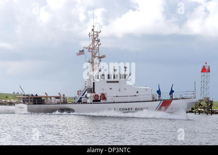 Jul 14, 2006; Venezia, LA, USA; un U.S. La guardia costiera della barca si fa strada lungo il fiume Mississippi pattugliano le acque lungo Southwest passa a circa 50 miglia a sud di New Orleans. Sessanta per cento di America's commerce è spedita sul fiume Mississippi. Credito: Foto di Marianna giorno Massey/ZUMA premere. (©) Copyright 2006 by Marianna giorno Massey Foto Stock