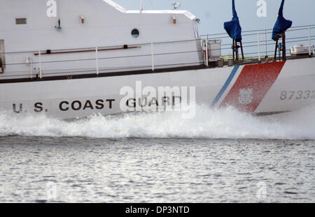 Jul 14, 2006; Venezia, LA, USA; un U.S. La guardia costiera della barca si fa strada lungo il fiume Mississippi pattugliano le acque lungo Southwest passa a circa 50 miglia a sud di New Orleans. Sessanta per cento di America's commerce è spedita sul fiume Mississippi. Credito: Foto di Marianna giorno Massey/ZUMA premere. (©) Copyright 2006 by Marianna giorno Massey Foto Stock