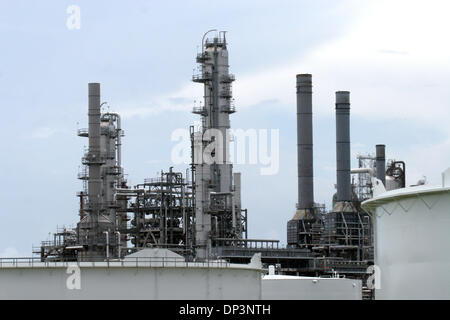 Jul 14, 2006; Belle Chasse, LA, Stati Uniti d'America; la raffineria di alleanza, situato in Belle Chasse, LA, sul fiume Mississippi, è di circa 25 miglia a sud di New Orleans e a 63 miglia a nord del Golfo del Messico. La raffineria ha un olio grezzo di capacità di trasformazione di 247 mln b/g e l'interno riceve olio grezzo mediante tubazioni e petroli grezzi internazionale attraverso la Louisiana Offshore Oil Port. Credito: Ph Foto Stock