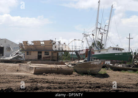 Jul 14, 2006; Venezia, LA, USA; strappato e collegato a massa dei gamberetti giacciono dall'autostrada vicino Venezia, Louisiana quasi un anno dopo l'uragano Katrina ha colpito la zona. Shrimpers commerciali di pesca fuori di o consegna a Alabama, del Mississippi e della Louisiana conti porte per quasi la metà di tutti gli Stati Uniti la produzione di gamberetti. Katrina ha distrutto o gravemente danneggiato natanti adibiti alla pesca di gamberetti e gamberi elaborazione di un Foto Stock