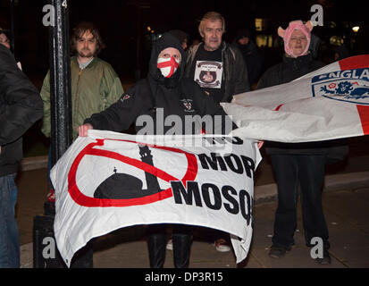 L'EDL manifestanti tenere un flag di Inghilterra e un banner di lettura " non più moschee'. Circa 50 Difesa inglese League Supporters hanno protestato fuori la città di Bristol del Consiglio contro gli uffici di una proposta nuova moschea della città Cheltenham Road. La protesta si è trovato di fronte a 200 anti-EDL contestatori. Una grande presenza di polizia mantenuto i contrapposti lati tranne; non ci sono stati scambi termici e gli oggetti sono stati gettati da anti-EDL contestatori. Una proposta di incontro, organizzato da Bristol City Council per persone in contrasto con la moschea è stata dovuta a prendere posto ma è stato cancellato all'ultimo minuto. Bristol, Regno Unito 07/01/2014 Foto Stock