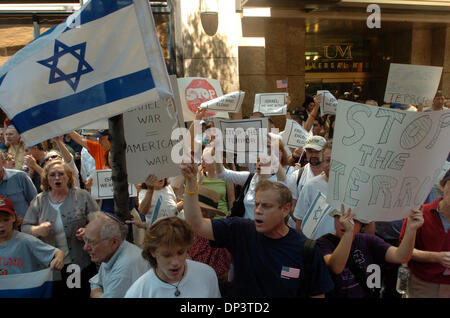 Jul 16, 2006; Manhattan, NY, STATI UNITI D'AMERICA; decine di persone rally al di fuori della Missione siriana alle Nazioni Unite per chiedere il ritorno sicuro dei soldati israeliani rapiti da parte di Hamas e degli Hezbollah e per protestare contro gli hezbollah's Rocket attacco contro il porto di Haifa in Israele. I manifestanti hanno seguito il loro rally al di fuori della Missione siriana con un mese di marzo al consolato israeliano per sostenere il diritto di Israele di exis Foto Stock