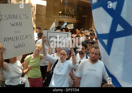 Jul 16, 2006; Manhattan, NY, STATI UNITI D'AMERICA; decine di persone rally al di fuori della Missione siriana alle Nazioni Unite per chiedere il ritorno sicuro dei soldati israeliani rapiti da parte di Hamas e degli Hezbollah e per protestare contro gli hezbollah's Rocket attacco contro il porto di Haifa in Israele. I manifestanti hanno seguito il loro rally al di fuori della Missione siriana con un mese di marzo al consolato israeliano per sostenere il diritto di Israele di exis Foto Stock