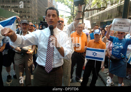 Jul 16, 2006; Manhattan, NY, STATI UNITI D'AMERICA; Congressman ANTHONY WEINER parla come decine di persone rally al di fuori della Missione siriana alle Nazioni Unite per chiedere il ritorno sicuro dei soldati israeliani rapiti da parte di Hamas e degli Hezbollah e per protestare contro gli hezbollah's Rocket attacco contro il porto di Haifa in Israele. I manifestanti hanno seguito il loro rally al di fuori della Missione siriana con un mese di marzo per la console israeliano Foto Stock