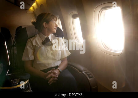 Jul 17, 2006; San Francisco, CA, Stati Uniti d'America; Susan Grant, un internazionale 747 pilota con la United Airlines, è anche un romanziere con dieci libri sotto la sua cinghia. Foto scattata presso l'Aeroporto Internazionale di San Francisco. Credito: foto di Kevin tedesco/Sacramento Bee/ZUMA premere. (©) Copyright 2006 by Sacramento Bee Foto Stock