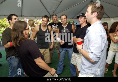 Jul 18, 2006; Raleigh, NC, Stati Uniti d'America; musicisti a 3 porte prendere tempo per soddisfare con ventole prima di prendere la tappa in Alltel Pavilion si trova in Raleigh. Credito: Foto di Jason Moore/ZUMA premere. (©) Copyright 2006 da Jason Moore Foto Stock