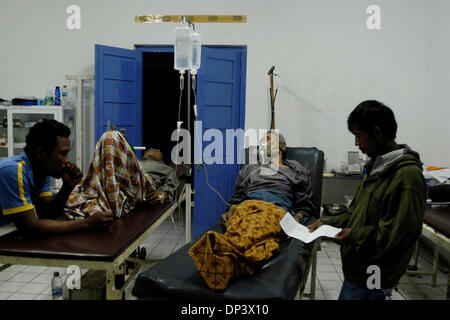 Jul 19, 2006; Ciamis, West Java, INDONESIA; tsunami indonesiano sopravvissuto Marto stabilisce (seconda a destra) sul letto dopo aver ricevuto un trattamento medico presso il public health center di Pangandaran, Ciamis, West Java, Indonesia, Martedì, luglio 18, 2006. Un tsunami che ha colpito le coste dell'isola indonesiana di Giava e ha preso più di 550 vive, lasciando oltre 600 feriti, circa 38.000 altri Foto Stock