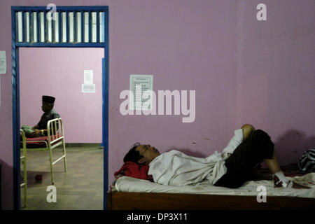 Jul 19, 2006; Ciamis, West Java, INDONESIA; tsunami indonesiano sopravvissuto Samino Ridwan stabilisce sul letto dopo aver ricevuto un trattamento medico presso il public health center di Pangandaran, Ciamis, West Java, Indonesia, Martedì, luglio 18, 2006. Un tsunami che ha colpito le coste dell'isola indonesiana di Giava e ha preso più di 550 vive, lasciando oltre 600 feriti, circa 38.000 altri hanno b Foto Stock