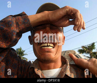 Jul 19, 2006; Ciamis, West Java, INDONESIA; Maniso Acong grida di sua sorella Sumirah che è stato trovato morto dall'Indonesia Rescue Team mercoledì. Un tsunami che ha colpito le coste dell'isola indonesiana di Giava e ha preso più di 550 vive, lasciando oltre 600 feriti, circa 38.000 altri sono stati spostati dal disastro. Un terremoto circa 240km sotto l'oceano pavimento causato th Foto Stock