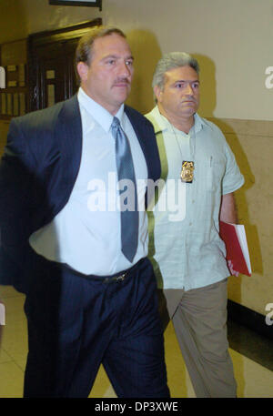 Jul 19, 2006; Bronx, NY, STATI UNITI D'AMERICA; FRANK DITOMMASO (C) è scortato nel Bronx alla Corte Suprema. New Jersey gli appaltatori e i fratelli Frank e Peter DiTommaso sono accusati di spergiuro prima il grand jury indagando rinnovo su ex New York commissario di polizia e non riuscita nominee per Homeland Security segretario Bernard Kerik's Riverdale appartamento. Frank e Peter DiTommaso, proprietari Foto Stock