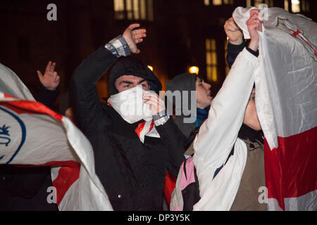 I sostenitori di EDL cantando e portando il bianco e il rosso di bandiere. Circa 50 Difesa inglese League Supporters hanno protestato fuori la città di Bristol del Consiglio contro gli uffici di una proposta nuova moschea della città Cheltenham Road. La protesta si è trovato di fronte a 200 anti-EDL contestatori. Una grande presenza di polizia mantenuto i contrapposti lati tranne; non ci sono stati scambi termici e gli oggetti sono stati gettati da anti-EDL contestatori. Una proposta di incontro, organizzato da Bristol City Council per persone in contrasto con la moschea è stata dovuta a prendere posto ma è stato cancellato all'ultimo minuto. Bristol, Regno Unito 07/01/2014 Foto Stock