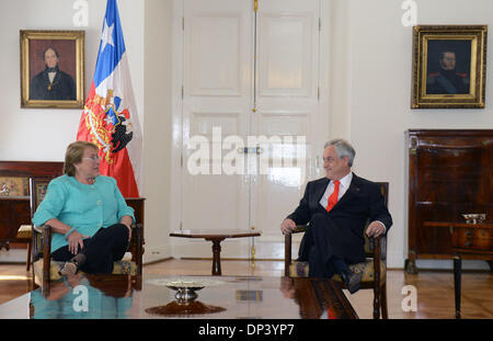 Santiago del Cile. Il 7 gennaio, 2014. Immagine fornita dalla Presidenza del Cile mostra il presidente cileno Sebastian Pinera (R) la conversazione con il Cile del neoeletto Presidente Michelle Bachelet durante un incontro privato presso il Palacio de la Moneda a Santiago, capitale del Cile, il 7 gennaio 2014. Credito: Presidenza del Cile/Xinhua/Alamy Live News Foto Stock