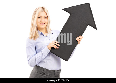 Bella donna sorridente tenendo una grande freccia nera rivolta verso l'alto Foto Stock