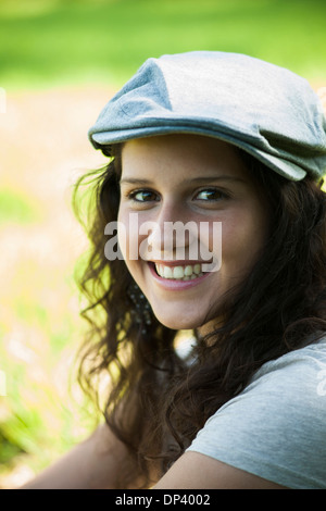 Close-up ritratto della ragazza adolescente che indossa il cappuccio esterno, sorridente e guardando la telecamera, Germania Foto Stock
