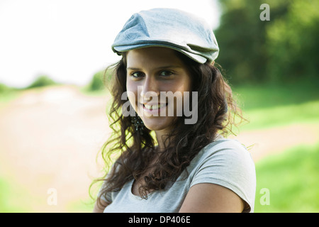 Close-up ritratto della ragazza adolescente che indossa il cappuccio esterno, sorridente e guardando la telecamera, Germania Foto Stock