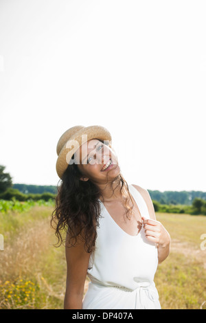 Ritratto di bella giovane donna outdoor Foto Stock