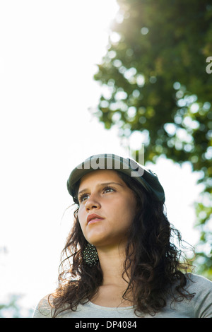 Close-up ritratto della ragazza adolescente che indossa il cappuccio esterno, guardando in lontananza, Germania Foto Stock
