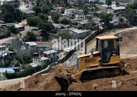 Jul 19, 2006; San Diego, CA, Stati Uniti d'America; protezione nazionale della California è di aiutare a proteggere gli Stati Uniti-Messico frontiera per la costruzione di strade e osservando il confine attraverso il calore sensibile degli ambiti. Il Mercoledì, guardie nazionali sono state usando i bulldozer di fortificare una collina al di sotto di una zona conosciuta come Arnie del punto su cui si affaccia la Tijuana quartiere di Colonia Libertad. Credito: Foto b Foto Stock