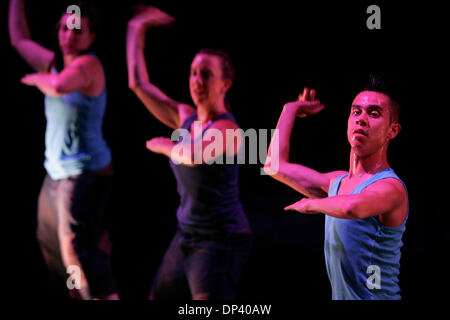 Jul 19, 2006; San Diego, CA, Stati Uniti d'America; ANTHONY RODRIGUEZ (destra) esegue con Eveoke danza nel suo debutto come coreografo in 'Hip-Hop è ovunque' alla decima Avenue Theatre. Credito: Foto di Earnie Grafton/SDU-T/ZUMA premere. (©) Copyright 2006 by SDU-T Foto Stock