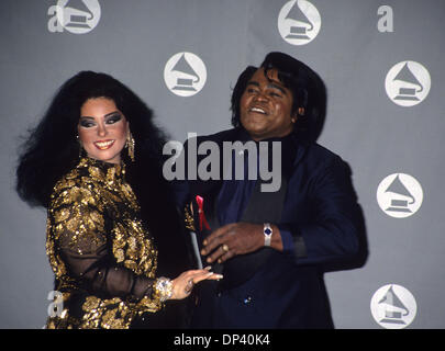 Jul 19, 2006; Los Angeles, CA, Stati Uniti d'America; James Brown a La trentacinquesima edizione dei Grammy Awards con moglie Adrienne. Credito: Foto di Kathy Hutchins/ZUMA premere. (©) Copyright 2006 by Kathy Hutchins Foto Stock