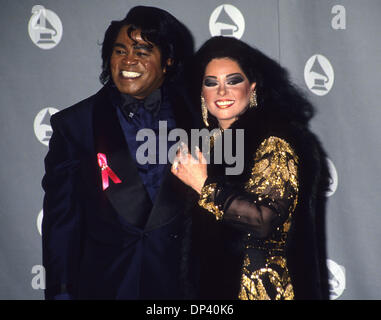 Jul 19, 2006; Los Angeles, CA, Stati Uniti d'America; James Brown a La trentacinquesima edizione dei Grammy Awards con moglie Adrienne. Credito: Foto di Kathy Hutchins/ZUMA premere. (©) Copyright 2006 by Kathy Hutchins Foto Stock