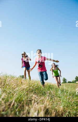 Le ragazze in esecuzione in campo, Germania Foto Stock