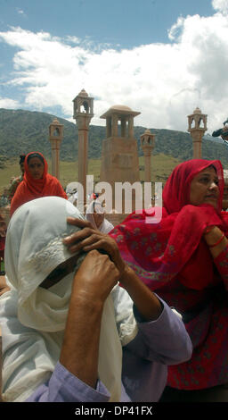 Jul 20, 2006; Drass, Kashmir India; parenti a pregare per i loro defunti solidiers presso la War Memorial in Drass, 250 chilometri a nord-est di Srinagar, capitale indiana del Kashmir amministrato. L'India sta celebrando il settimo anniversario della guerra di Kargil, che fu combattuta contro gli intrusi dal lato del Pakistan. Si è stimato che l'India ha perso 550 solidiers. Credito: Foto di Altaf Zarga Foto Stock