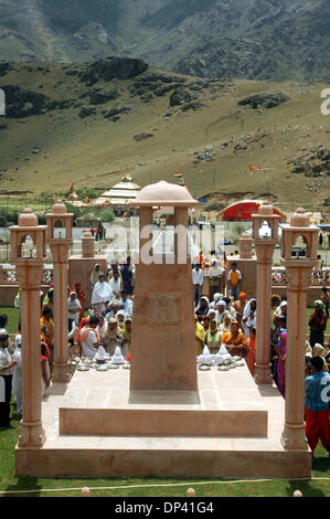 Jul 20, 2006; Drass, Kashmir India; parenti a pregare per i loro defunti solidiers presso la War Memorial in Drass, 250 chilometri a nord-est di Srinagar, capitale indiana del Kashmir amministrato. L'India sta celebrando il settimo anniversario della guerra di Kargil, che fu combattuta contro gli intrusi dal lato del Pakistan. Si è stimato che l'India ha perso 550 solidiers. Credito: Foto di Altaf Zarga Foto Stock