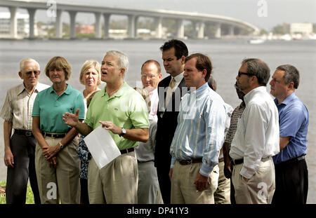 Jul 21, 2006; Stuart, FL, Stati Uniti d'America; con il St. Lucie del fiume e del Ponte Roosevelt come sfondo, U. S. Congressman Mark Foley grazie funzionari locali e degli ambientalisti per il loro costante sostegno per la legislazione federale e soldi per ripulire il St. Lucie fiume. Credito: Foto di Paul J. Milette/Palm Beach post/ZUMA premere. (©) Copyright 2006 da Palm Beach post Foto Stock