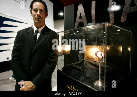 Jul 21, 2006; San Diego, CA, Stati Uniti d'America; l'attore Jason VENTETUOLO svolge un servizio segreto agente custodendo l'Alias Rambaldi scatola presso il San Diego Convention Center. Credito: Foto di Laura Embry/SDU-T/ZUMA premere. (©) Copyright 2006 by SDU-T Foto Stock