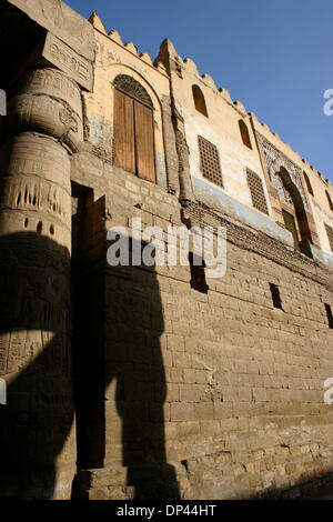 Jul 06, 2006 - Luxor Egitto - strati di costruzione sono visibili nel tempio di Karnak Luxor Egitto il 6 luglio 2006. (Credito Immagine: © Jon Vidar/ZUMA Press) Foto Stock