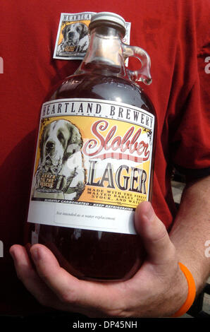 Jul 25, 2006; Manhattan, NY, STATI UNITI D'AMERICA; JON BLOOOSTEIN, proprietario di Heartland Brewery detiene un growler di 'Slobber Lager'. Heartland Brewery in Union Square e da rappresentanti della ASPCA (Società americana per la prevenzione della crudeltà verso gli animali) e ha liberato i cani introdurre 'Slobber lager', un nuovo orario estivo trattare per cani. 'Slobber Lager' è realizzato a partire da malto di orzo, brodo di carne e acqua Foto Stock