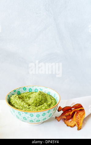 Edamame tuffo nella ciotola con Sweet Potato Chips, Studio Shot Foto Stock