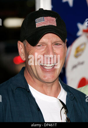 Jul 26, 2006; Hollywood, California, Stati Uniti d'America; attore Bruce Willis al 'Talladega Nights: La ballata di Ricky Bobby' Los Angeles Premiere detenute al Mann Chinese Theater. Credito: Foto di Lisa O'Connor/ZUMA premere. (©) Copyright 2006 by Lisa O'Connor Foto Stock