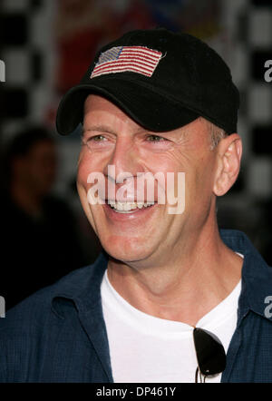 Jul 26, 2006; Hollywood, California, Stati Uniti d'America; attore Bruce Willis al 'Talladega Nights: La ballata di Ricky Bobby' Los Angeles Premiere detenute al Mann Chinese Theater. Credito: Foto di Lisa O'Connor/ZUMA premere. (©) Copyright 2006 by Lisa O'Connor Foto Stock