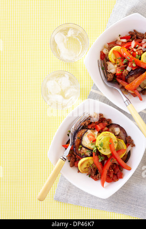 Vista aerea della carne di manzo e di melanzane soffriggere con peperoni e zucchine, Studio Shot Foto Stock