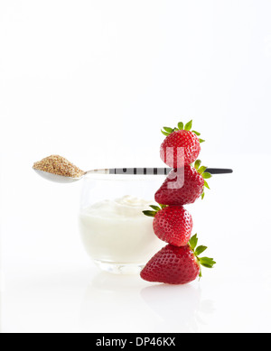 Pila di fragole fresche, bicchiere di yogurt greco e un cucchiaio di terra semi di lino, Studio Shot Foto Stock